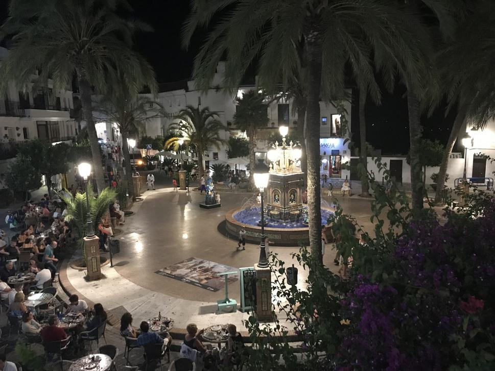 Nočná návšteva vo Vejer de la Frontera, na kulinárskom Olympe Andalúzie. Plaza de Espagna.