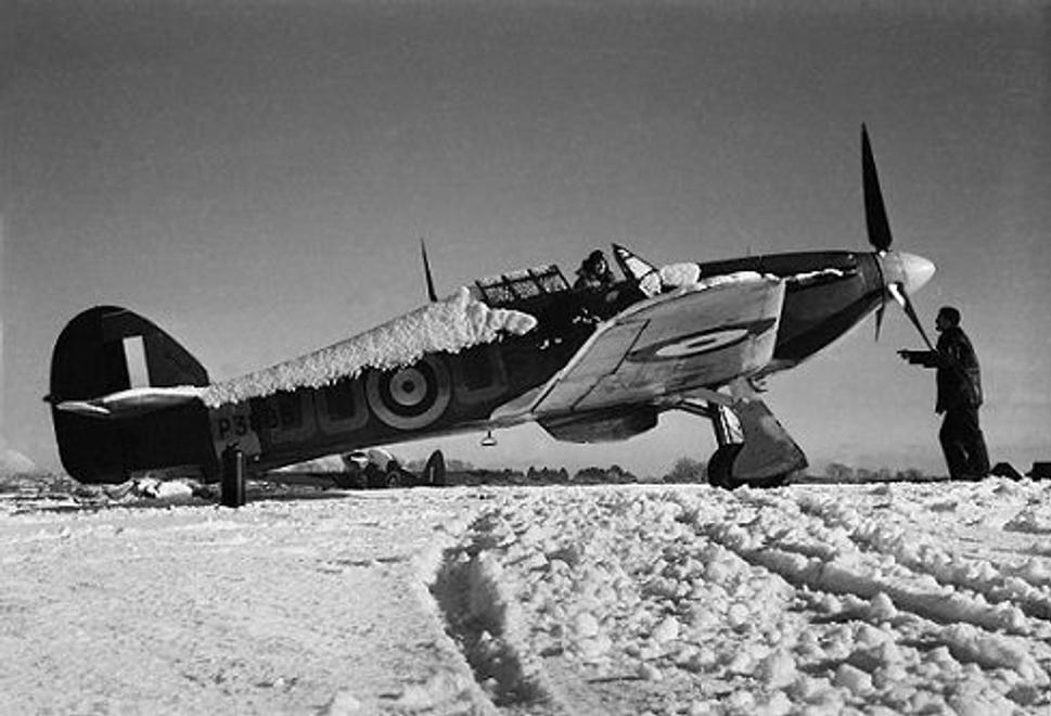 • Stíhačka Hawker Hurricane 312. československej stíhacej perute RAF. •