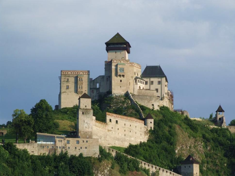 Trenčianky hrad z mosta na Ostrov