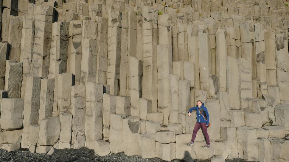 Čierna pláž Reynisfjara s typickými skalami