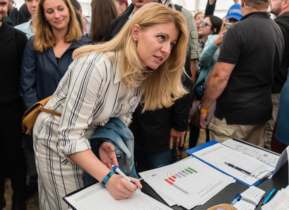 Zuzana Čaputová, prezidentka SR 12.7.2019 na festivale Pohoda podporila svojim podpisom petíciu Srdcom doma za možnosť voliť zo zahraničia.