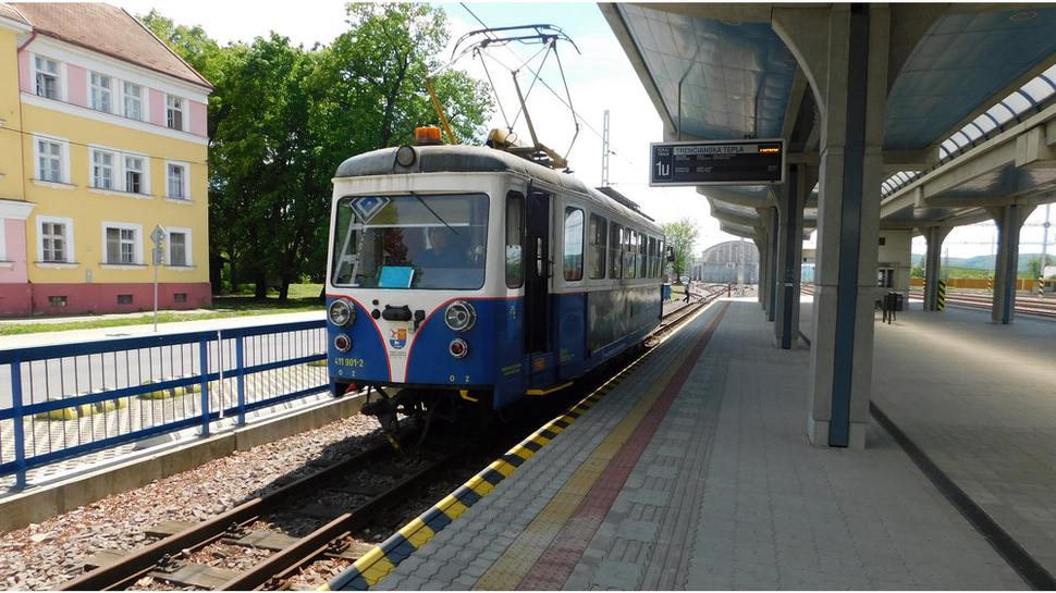 Električka bola pristavená k nástupišťu 1, v žst. Trenčianska Teplá .