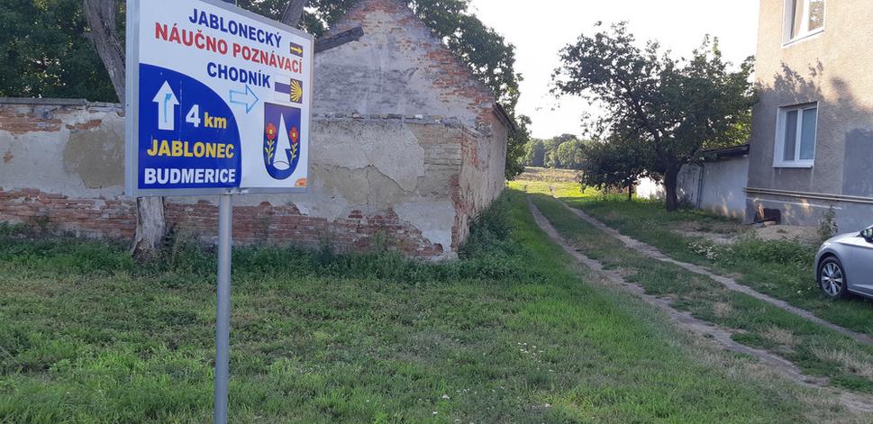 Začiatok Jabloneckého náučného chodníka v Jarnej pri mlyne