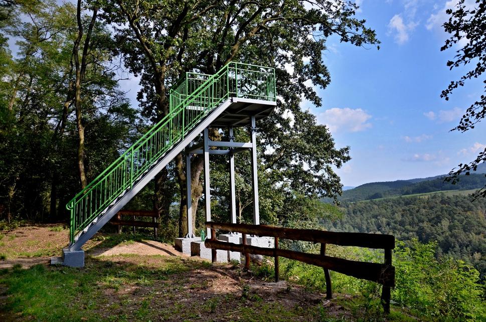 Opravená rozhľadňa v lesoparku.