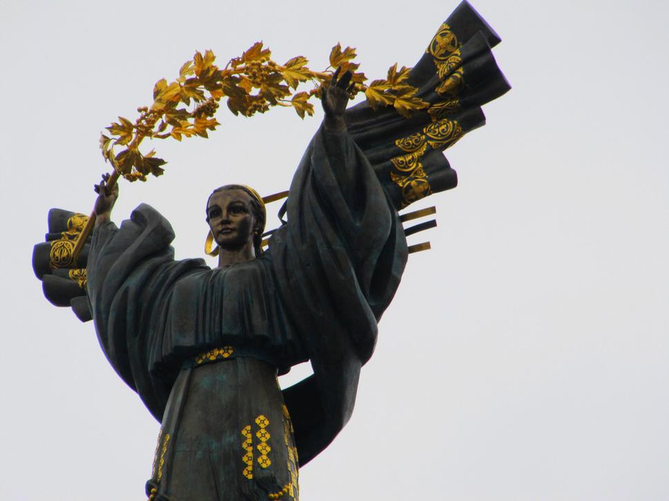 Socha na vrchole monumentu Berehynia