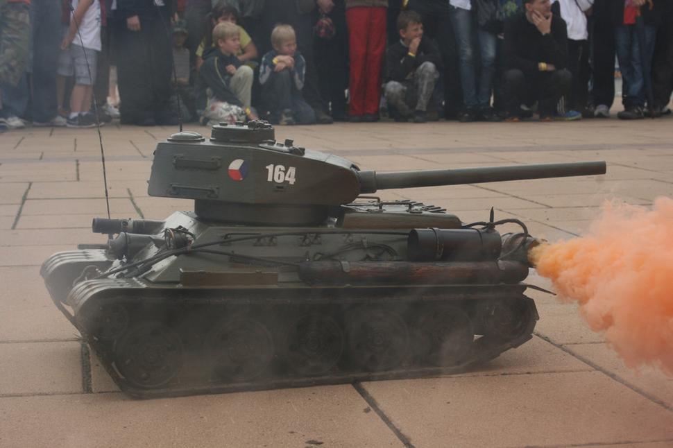 Model tanku T 34 / 85 v akcii.
