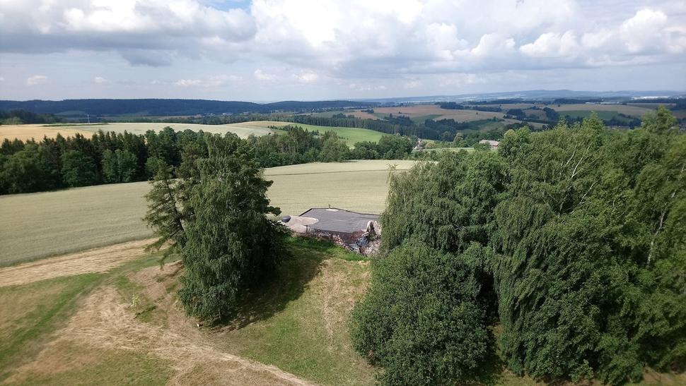 Pohľad z rozhľadne na bunker na kóte A