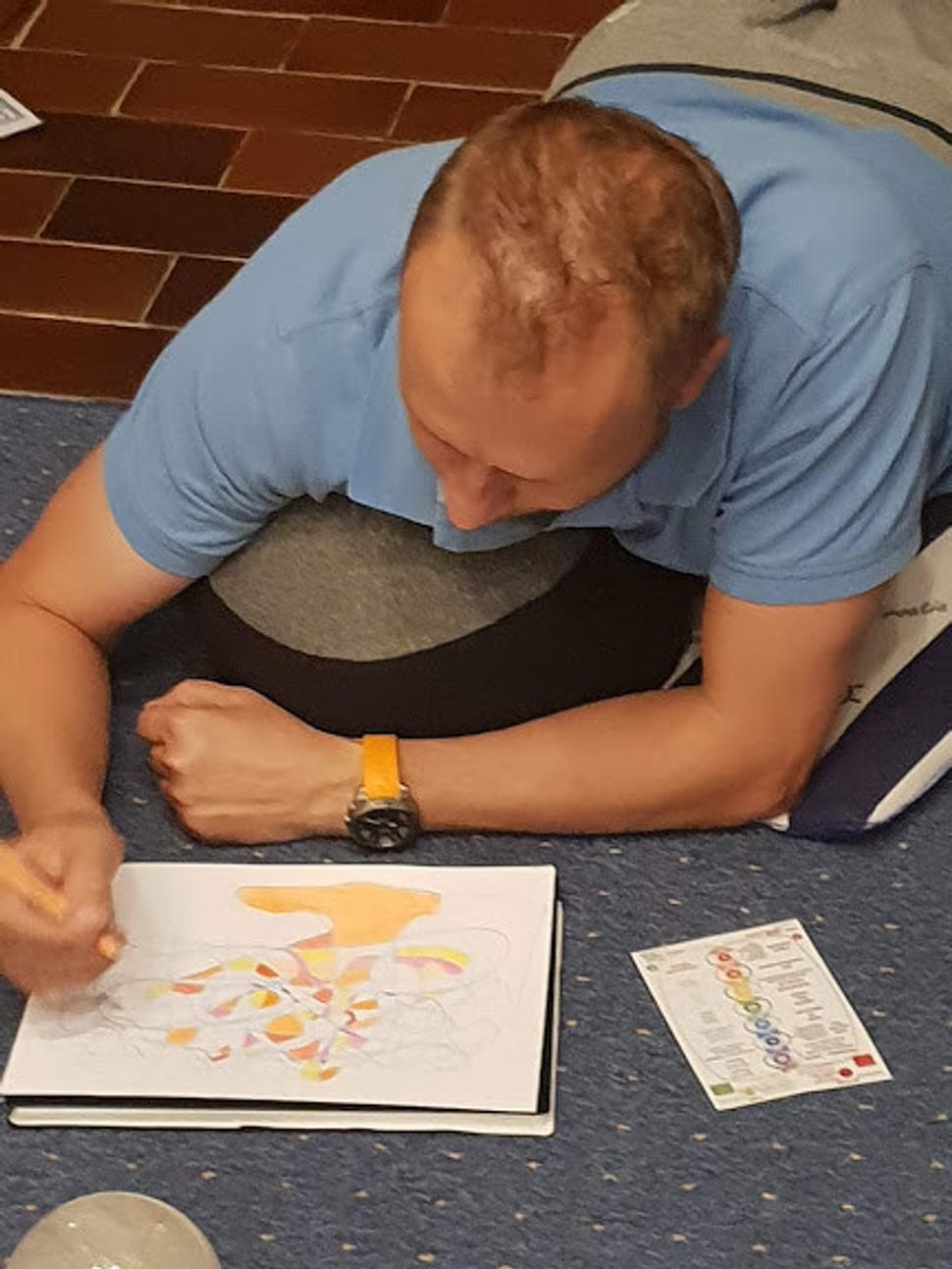 Fraktály maľovali ženy i muži, na fotografii maľovanie fraktálov na etikoterapeutickom seminári na Hvare.