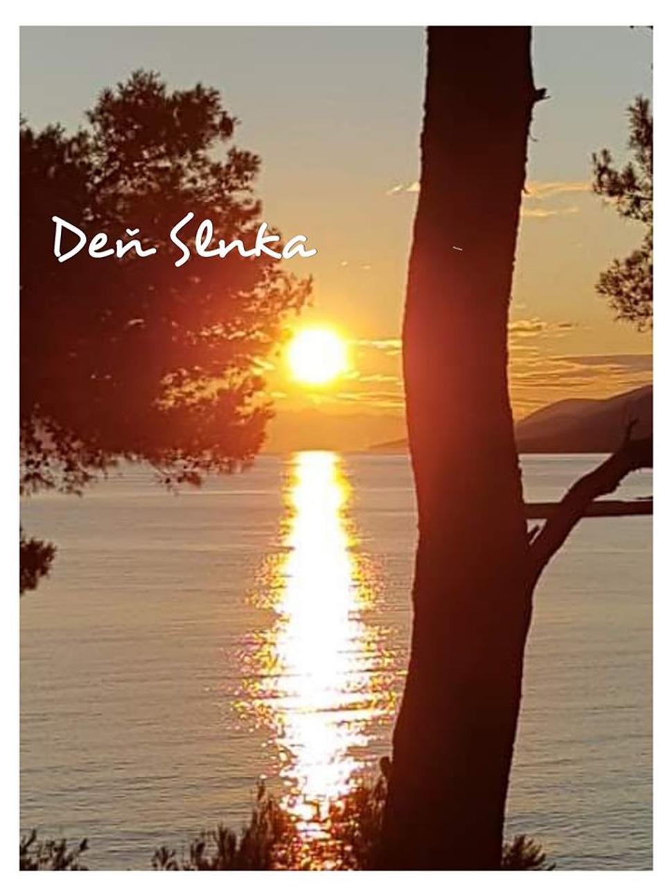 So Slnkom je zviazaný život. Od veky vekov sa riadime jeho svetlom a teplom. Jeho východy i západy nás fascinujú. Východ na fotografii je z ostrova Hvar, kde mávame jesenné etikoterapeutické semináre a kde sa v cvičení pri východe Slnka dejú zázraky.