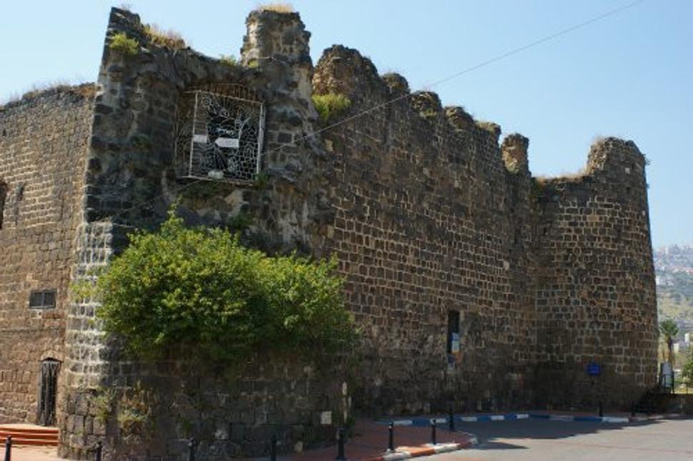 Čulajbejova pevnosť z roku 1745 bola súčasťou osmanského opevnenia mesta. Pri jej výstavbe boli použité aj kamene zo starších štruktúr, asi aj z križiackej pevnosti.