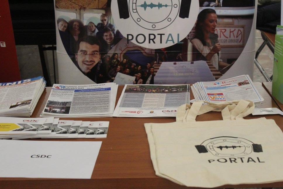 Predstavenie CSDC a mediálnej platformy počas výstavy neziskových organizácii v Tirane.