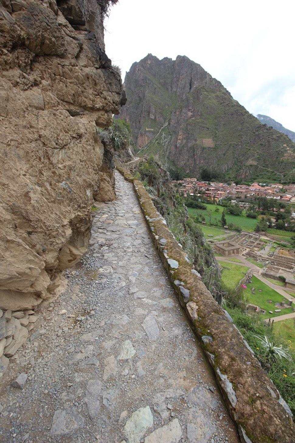 Ollantaytambo - Balcon Plata mimochodom skúste nájsť hlavu Inku na tejto fotke (hint na druhej strane údolia)