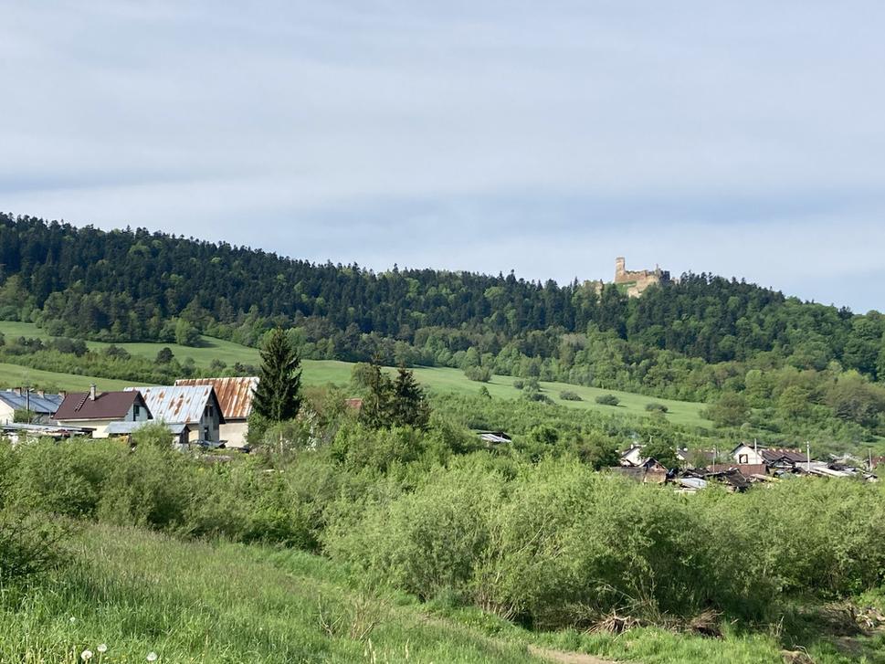 Osada pri obci Zborov, nad ňou hrad