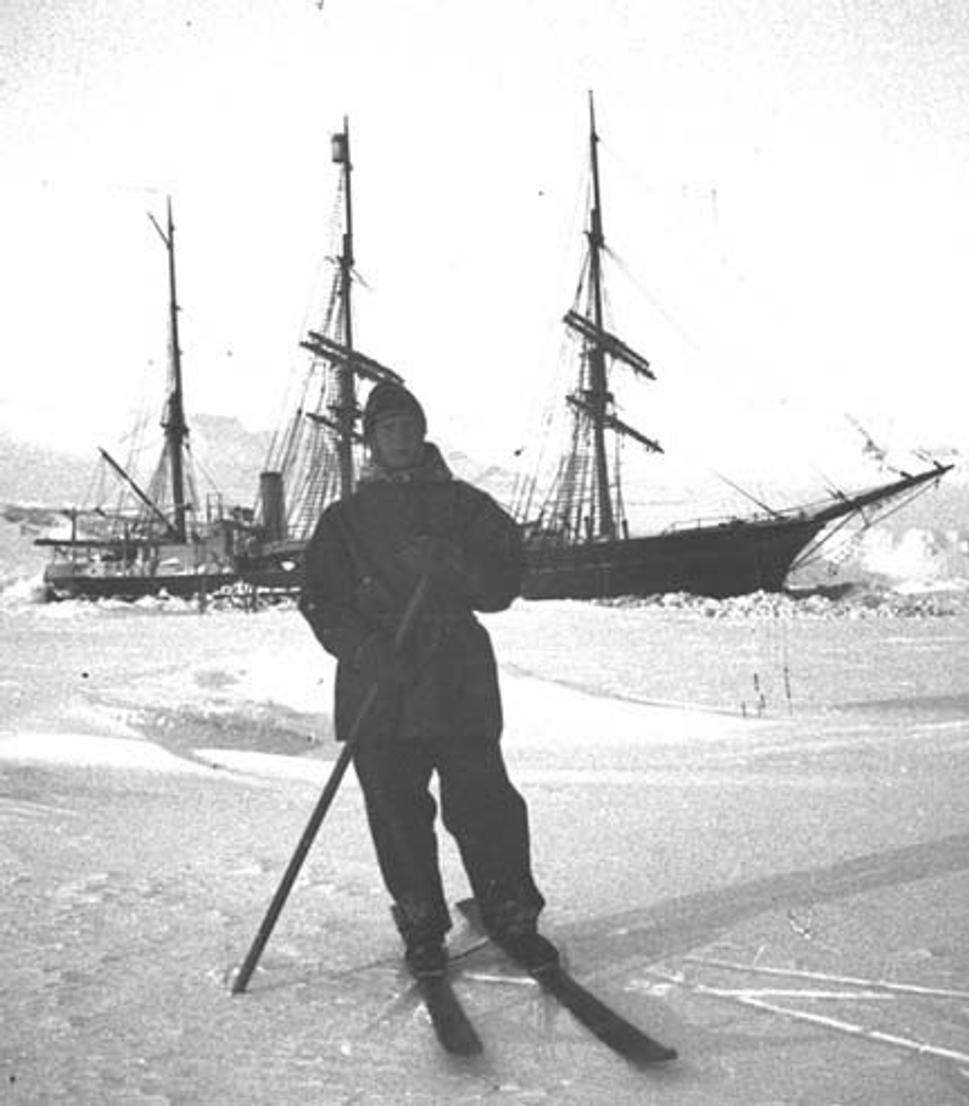 Expedičný maliar William A. Cuthbertson v pozadí s loďou Scotia, v zálive Scotia Bay, 2. september 1903