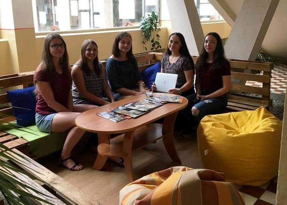 Stredoškoláčky chceli na chodbách svojej školy vytvoriť prostredie, kde si žiaci môžu oddýchnuť.