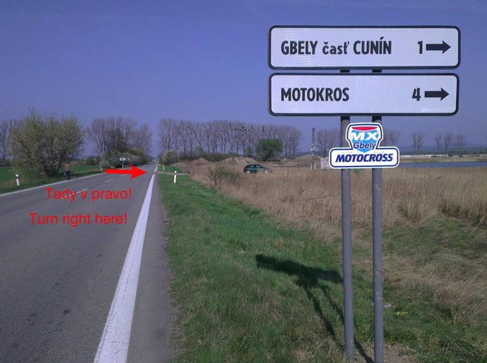 Odbočka na Motokros pred Kopčanmi. Po prekročení železnice pokračujte vpravo po panelovej ceste. Tu zvýšte pozornosť, niektoré panely sú poškodené, asi po 3 km sa dostanete k Motokrosovému areálu.