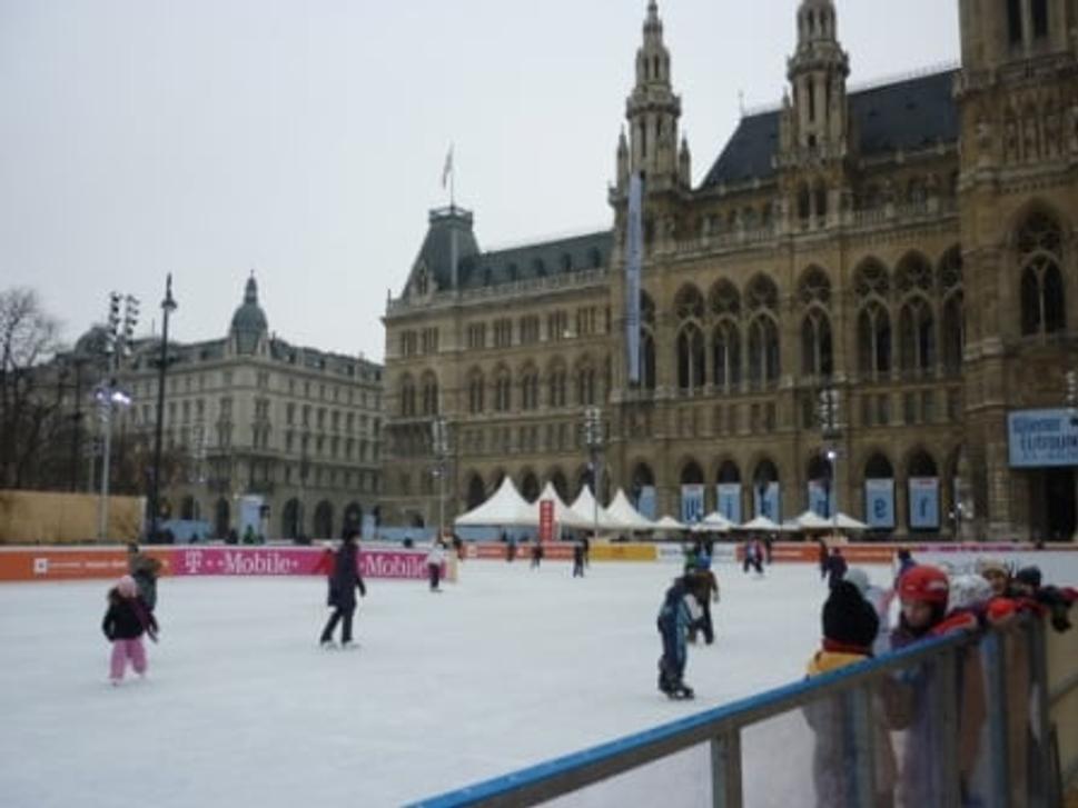 pohľad na plochu pred Rathaus Wien