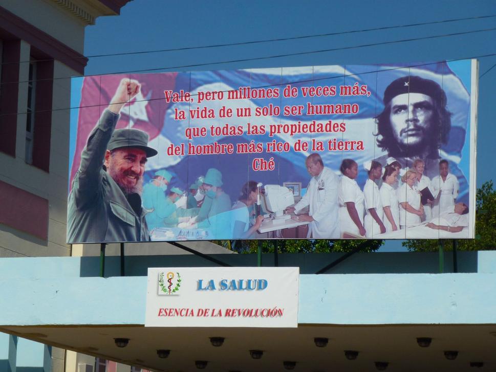 Zdravie - základ revolúcie! Bilboard nad vstupom do havanskej nemocnice.