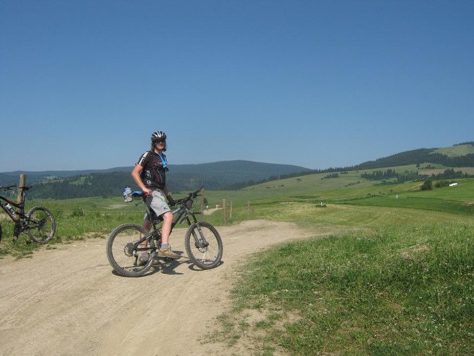 Cesta od kaplnky, v pozadí Javorový vrch (vpravo) a hrebeň Oravskej Magury.
