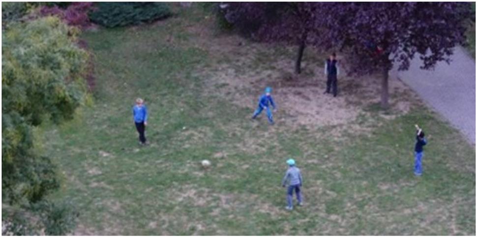 Deti si kopú loptu vo vnútrobloku na Bebravskej ulici. Už tam stihol Magistrát nasadiť stromy.