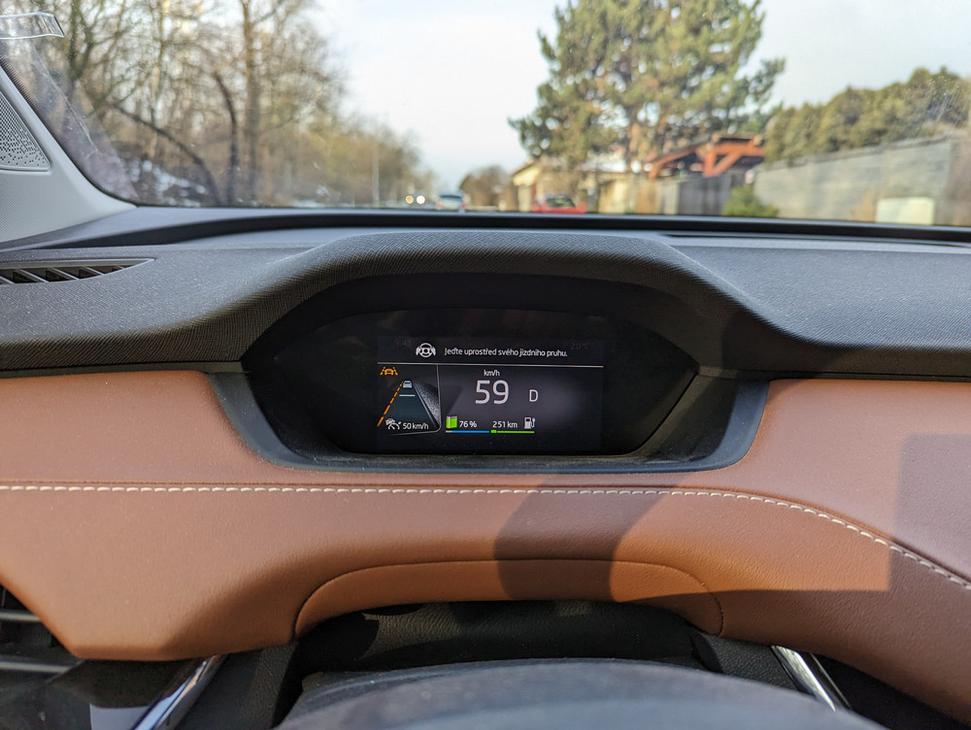 Jeďte uprostřed svého jízdního pruhu Škoda Enyaq - správa je značne zavádzajúca, lebo sa zobrazuje aj keď idete v strede pruhu ale nedržíte volant hore za 5 min. 12. Pravdepodobne v dolnej časti volantu nie je senzor na ruky.