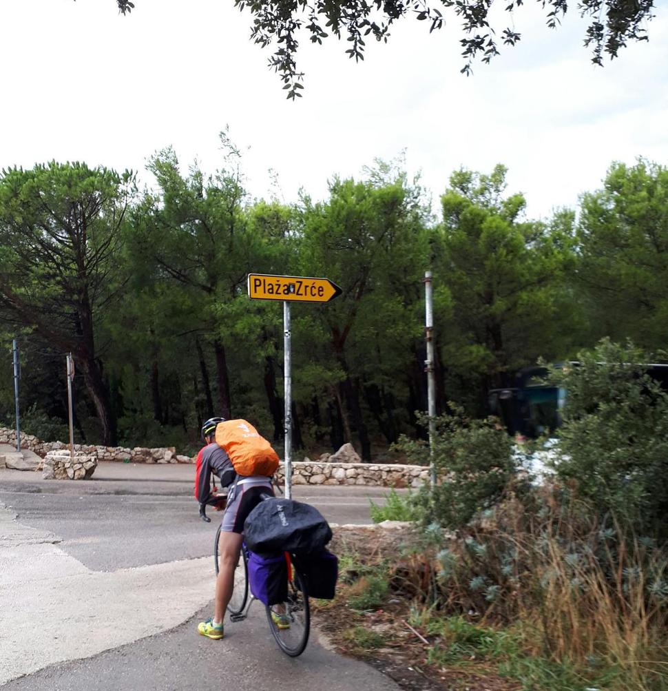 Pláž ZRCE doprava, no nás ešte čakali 4 km rovno do Novalje