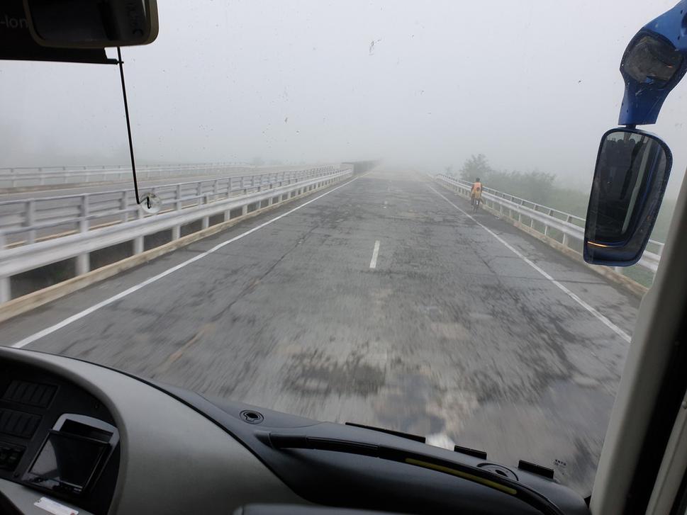 Na diaľnici sme jediný autobus aj všetko. Obiehame len cyklistov, ktorí sa objavujú vo všetkých smeroch. Do protismeru, krížom a v neosvetlených tuneloch...