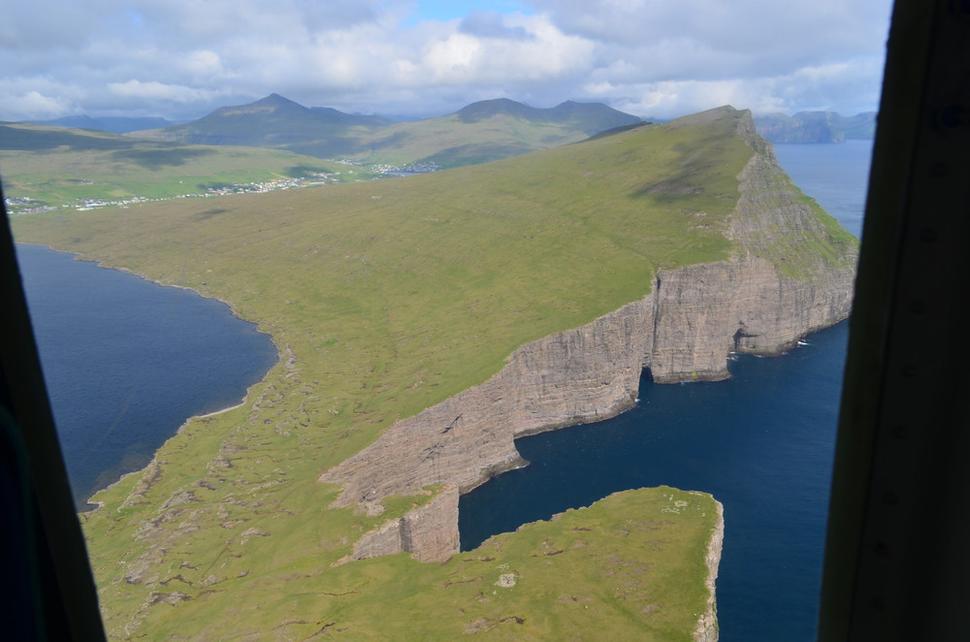 Za dvadsať minút v helikoptére z Froðby do Tórshavnu sa dajú vidieť krásy ostrovov