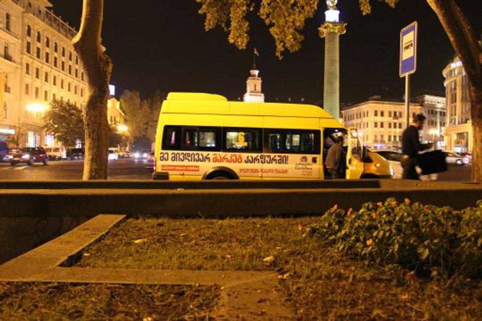 Z námestia Slobody nám odchádzal večer autobus na letisko do Kutaisi.