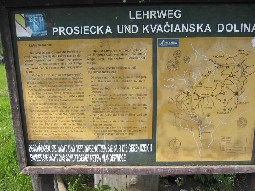 Orientačná tabuľa v nemčine na začiatku trasy.