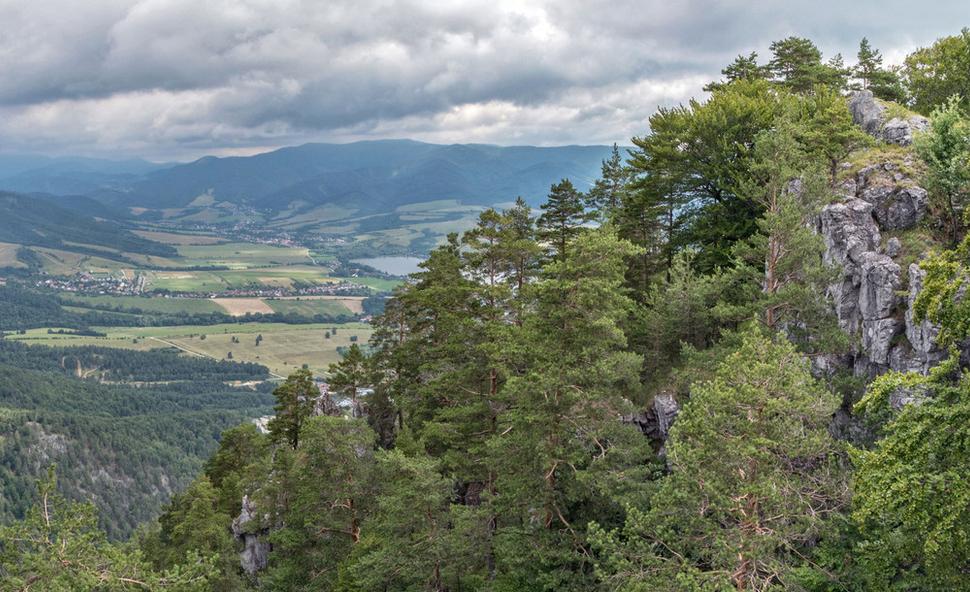 Bočné bralo Predného Rokoša, v pozadí Nitrianske Rudno