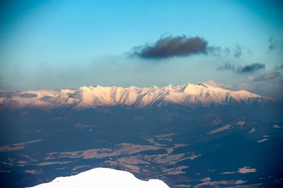 Z vrchu bolo pekne vidieť aj na Vysoké Tatry