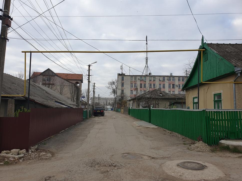 Keď v Gagauzsku zavádzali plyn, chceli asi ušetriť na výkopových prácach, a tak potrubie ide nad zemou, nad cestami je vo výške 3 metrov.