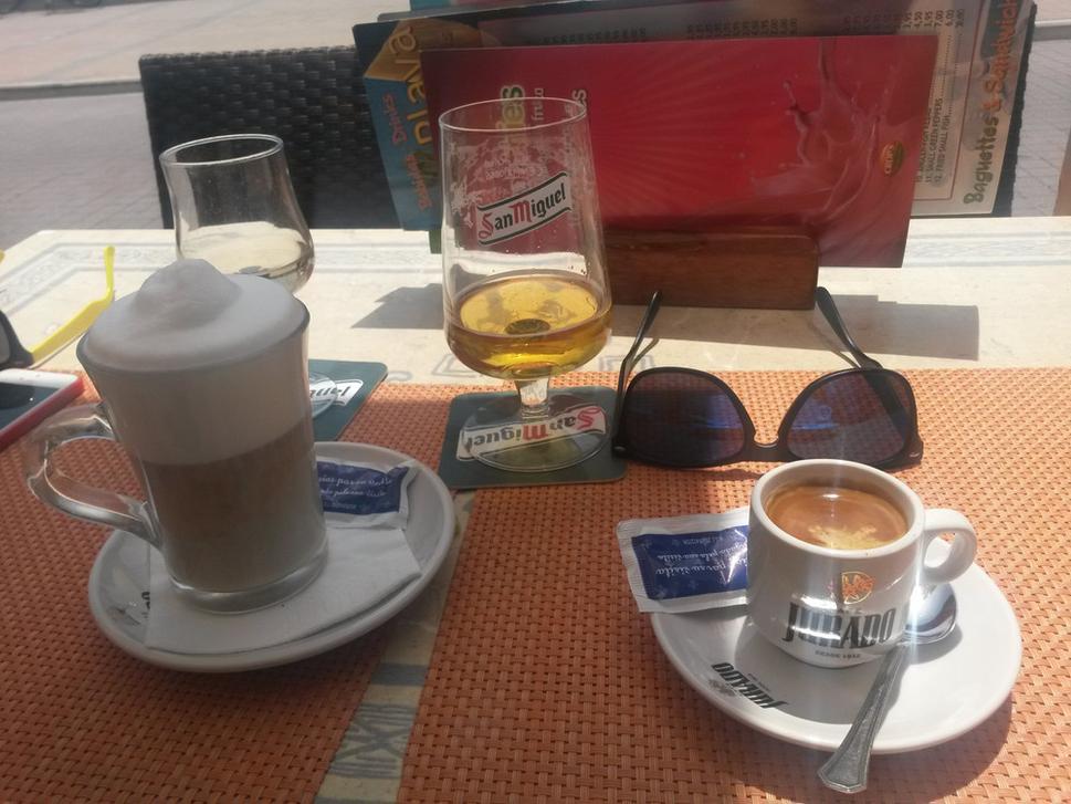 Carajillo s príchuťou Brandy (napravo)