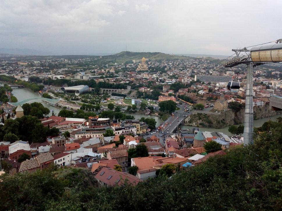 po "vylodení sa" z lanovky; vzadu dominanta Tbilisi, neprehliadnuteľný kostol sv. Trinity