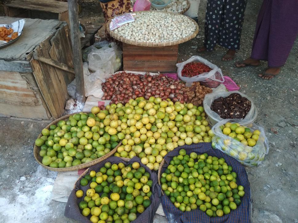 Limetka, citrón, tamarind, cibuľa, cesnak a čili