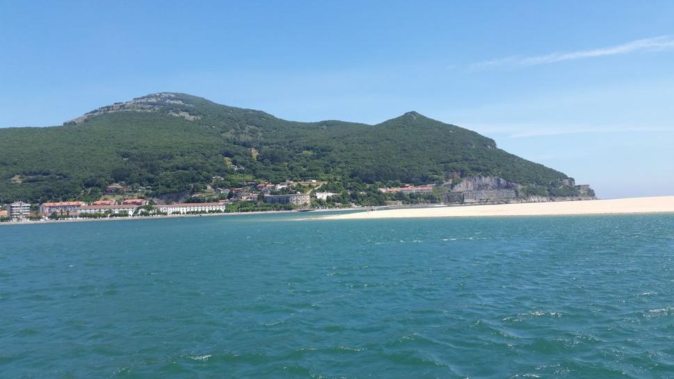 Z lode. Na kopci je vraj pekná turistická trasa, z ktorej je úžasný výhľad, tak niekedy nabudúce si to určite prejdem.