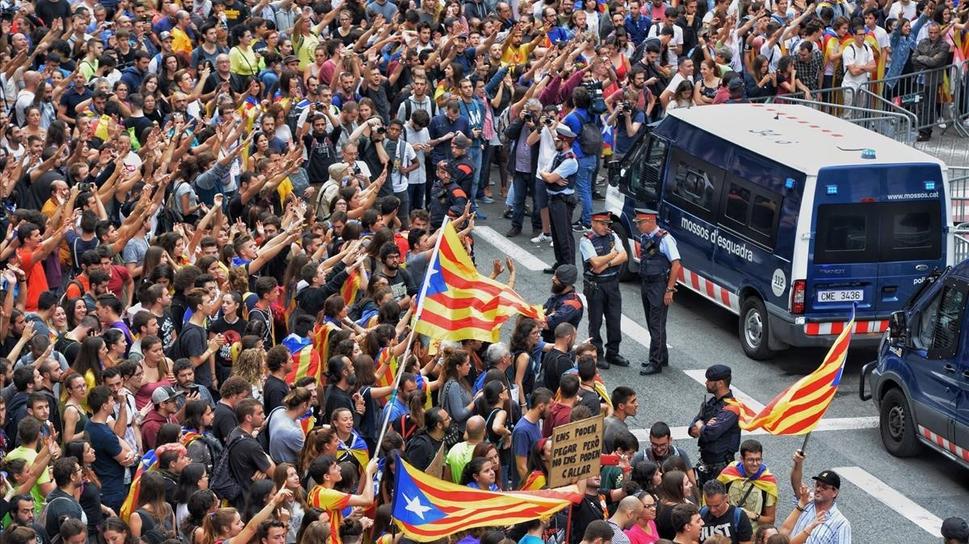 Mossos d´Esquadra, domáca katalánska polícia sa zachovala férovo a má u obyvateľstva prestíž, tak sa s nimi dá aj diskutovať