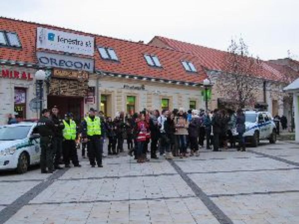 Mladí pred pochodom Zlatými Moravcami proti AIDS.