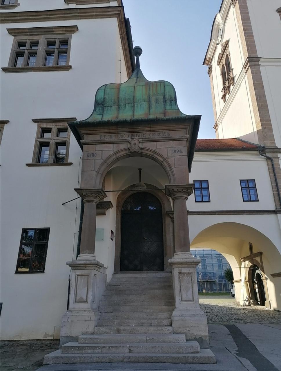 detail vstupu