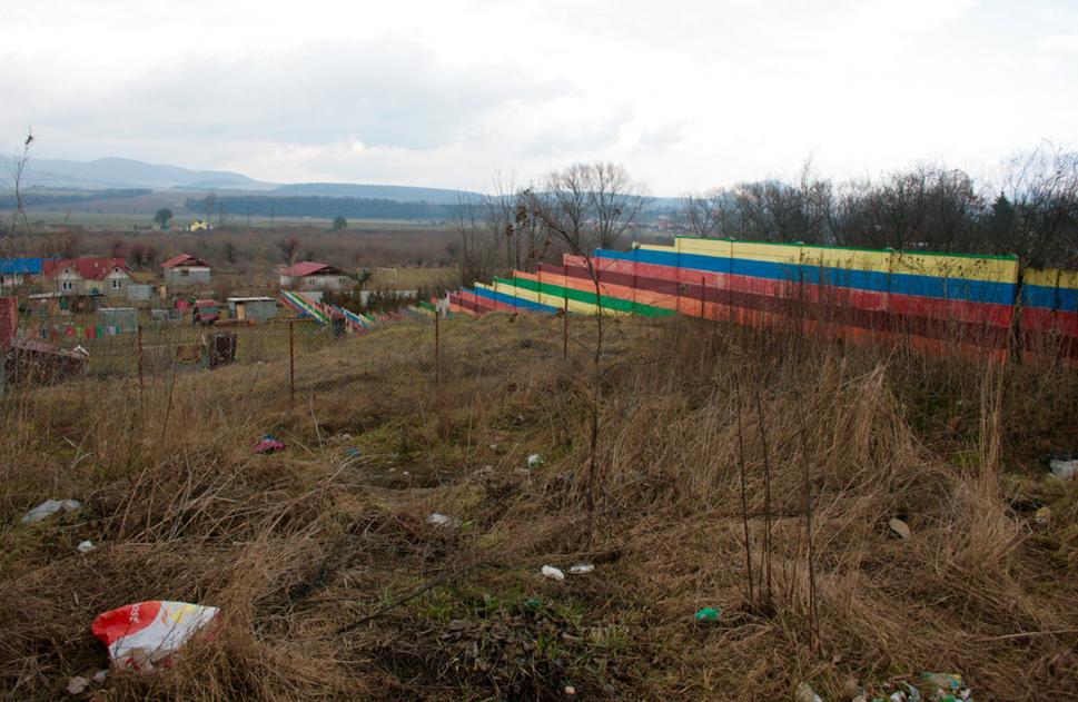 Múr v Ostrovanoch. Vľavo dolu miestna rómska osada. Február 2016.