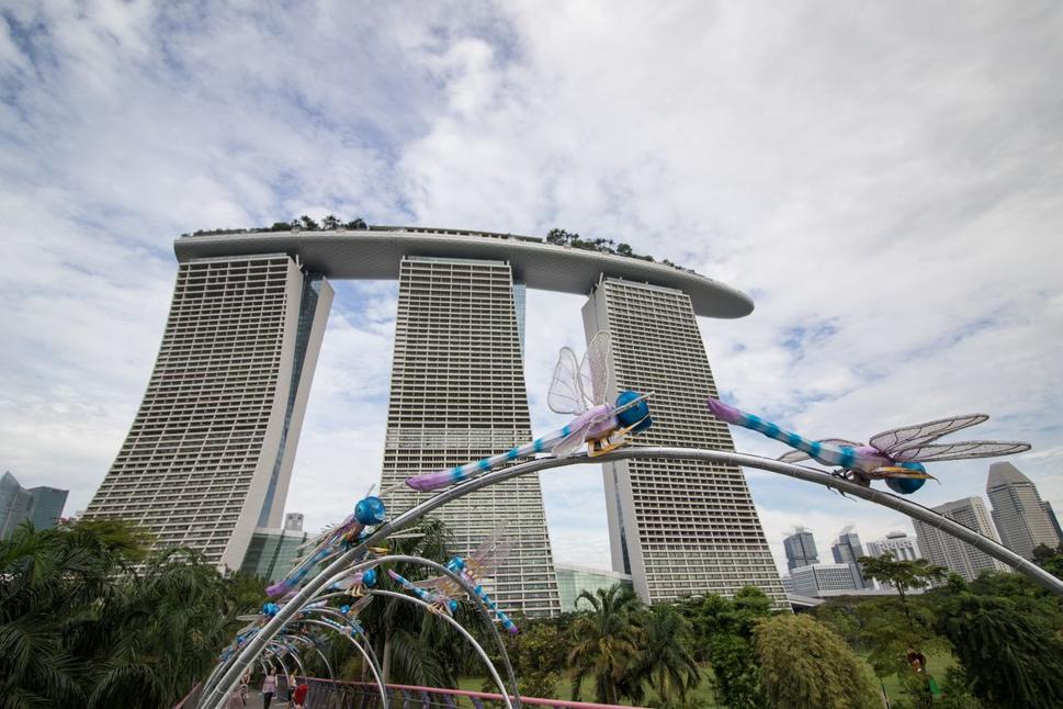 Pohľad na svetoznáme Marina Bay Sands z krásnych zelených záhrad Gardens by the Bay