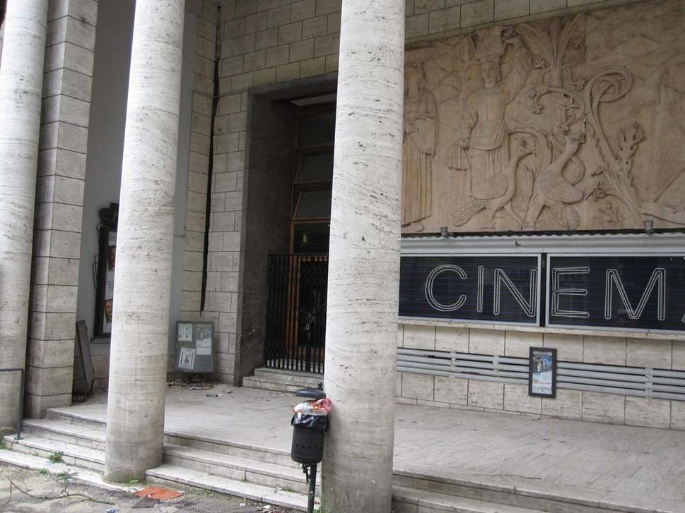 uzavreté chátrajúce kino