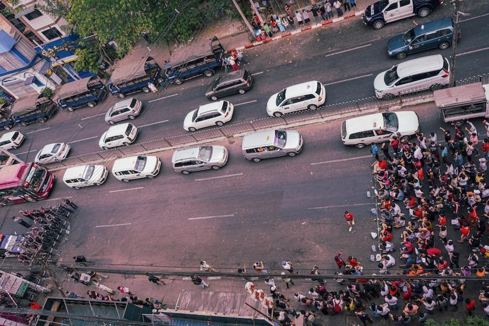 Protestujúci pred nasadenou políciou v sobotu, prvý deň protestu