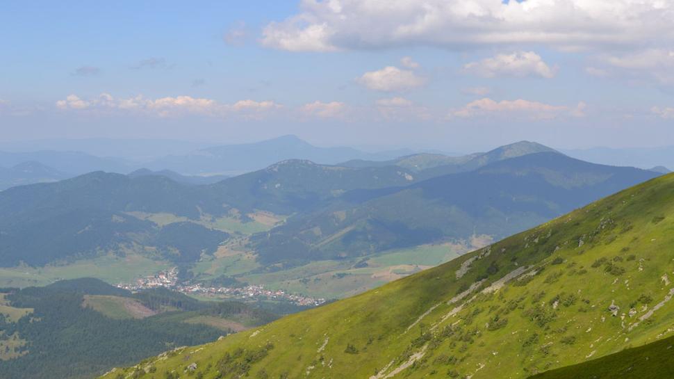 Liptovská Lúžna a vpravo aj Salatín so svojim menším bratom.