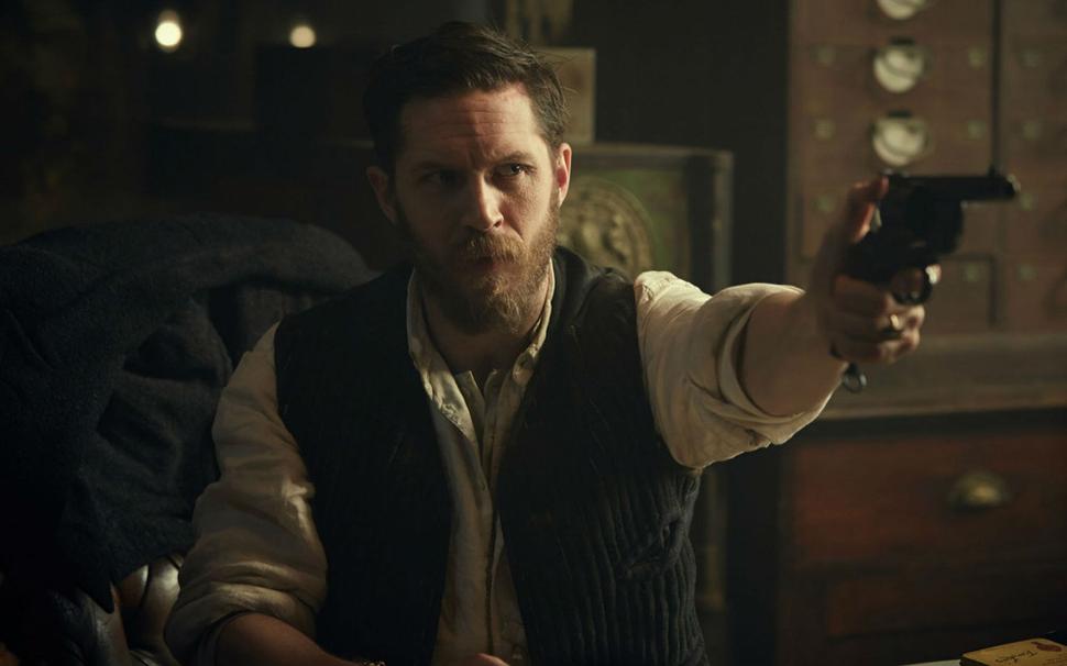 Tom Hardy v úlohe Alphieho Solomonsa
