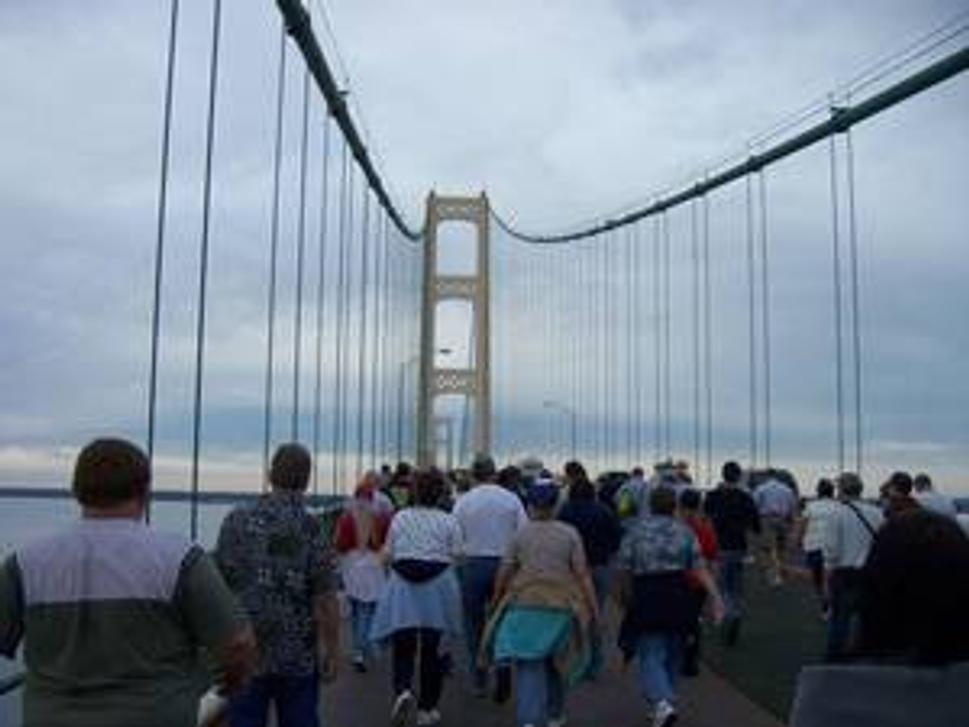 Tradičný pochod cez Mackinac bridge