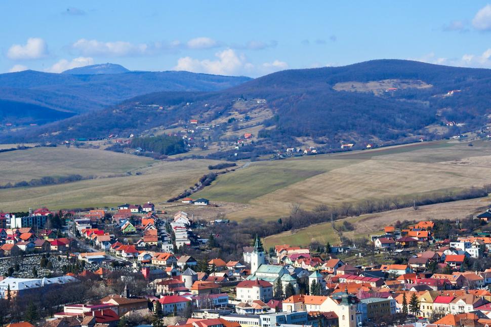 Pohľad z veže vartovky Strážavár na Sitno (na horizonte v pozadí ) a na vrch Starý háj (v popredí). Na Starom háji stála kedysi ďalšia krupinská vartovka, vie ju niekto presnejšie lokalizovať?
