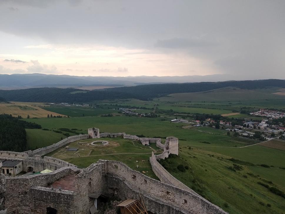 Rozľahlé dolné nádvorie Spišského hradu