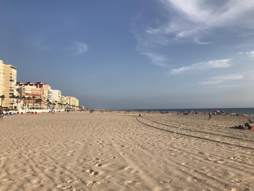 Mestská pláž v Cádiz, ktorú som nazvala pláž - diaľnica.